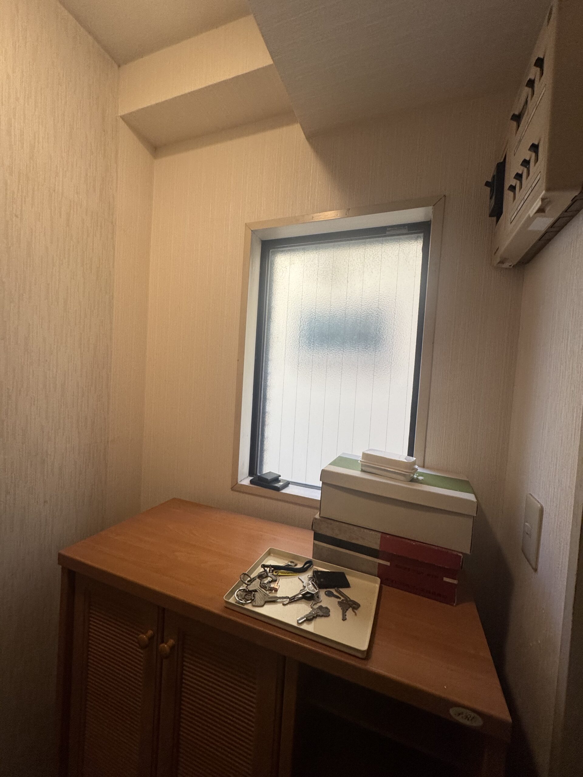 コンパクトなお部屋ながらガラス引戸やエコカラット、間接照明でホテルライクな印象に。やわらかな色味の内装に、随所に取り入れたブラックカラーがポイント。